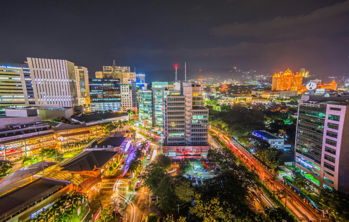Cebu City opplyst om kvelden, sett ut over sentrum