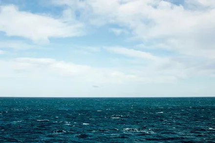 Skyer over havet i tropene