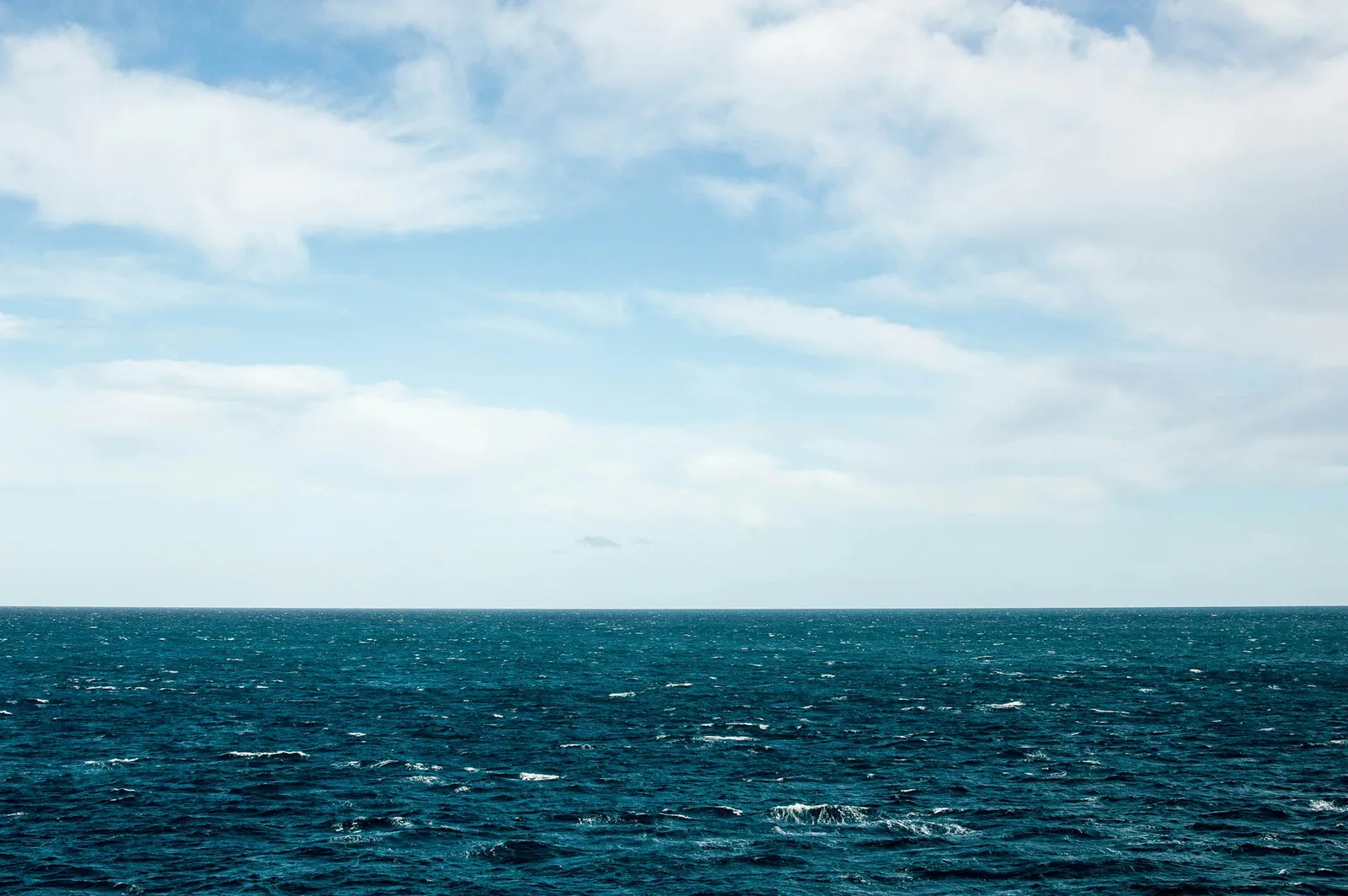 Skyer over havet i tropene