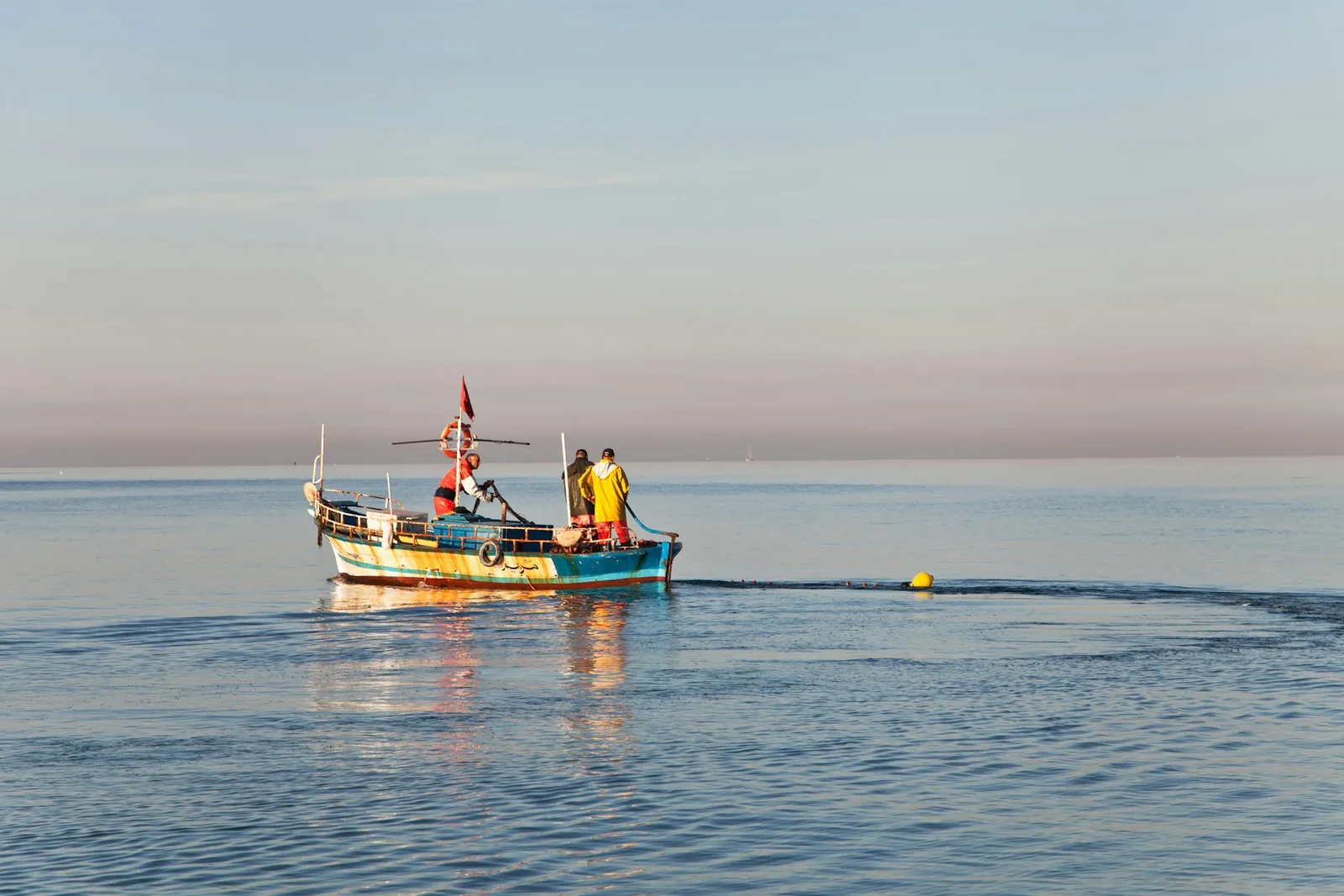 Fiskebåt på havet