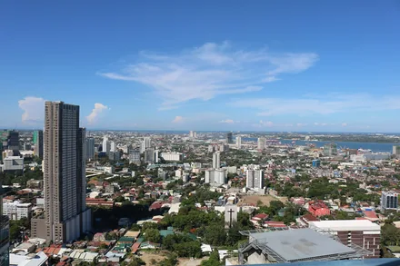 Crown Regency-tårnet i Cebu City sett nedenfra