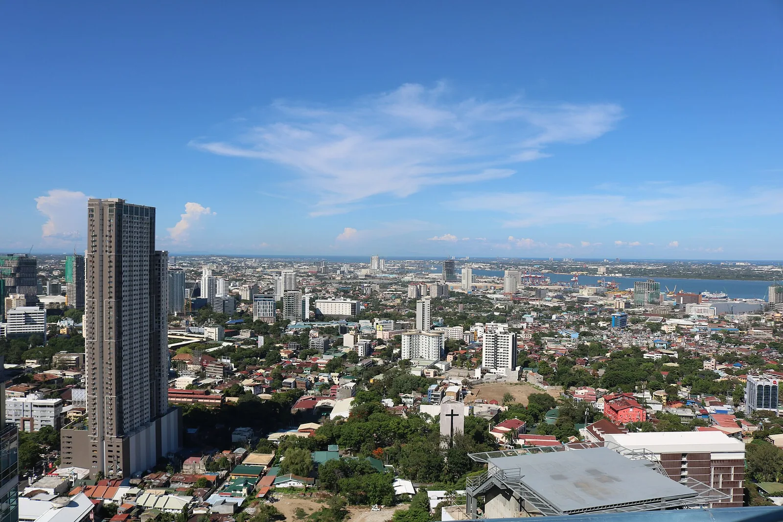 Crown Regency-tårnet i Cebu City sett nedenfra