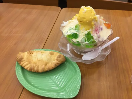 Halo-halo servert i glass med ube og leche flan