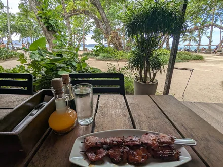 Grillspyd over kull, slik de serveres på Larsian