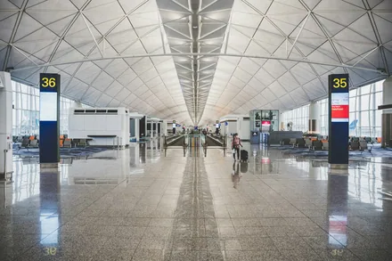 Transitthall på en flyplass