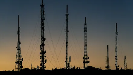 Mobilmast i filippinsk landskap