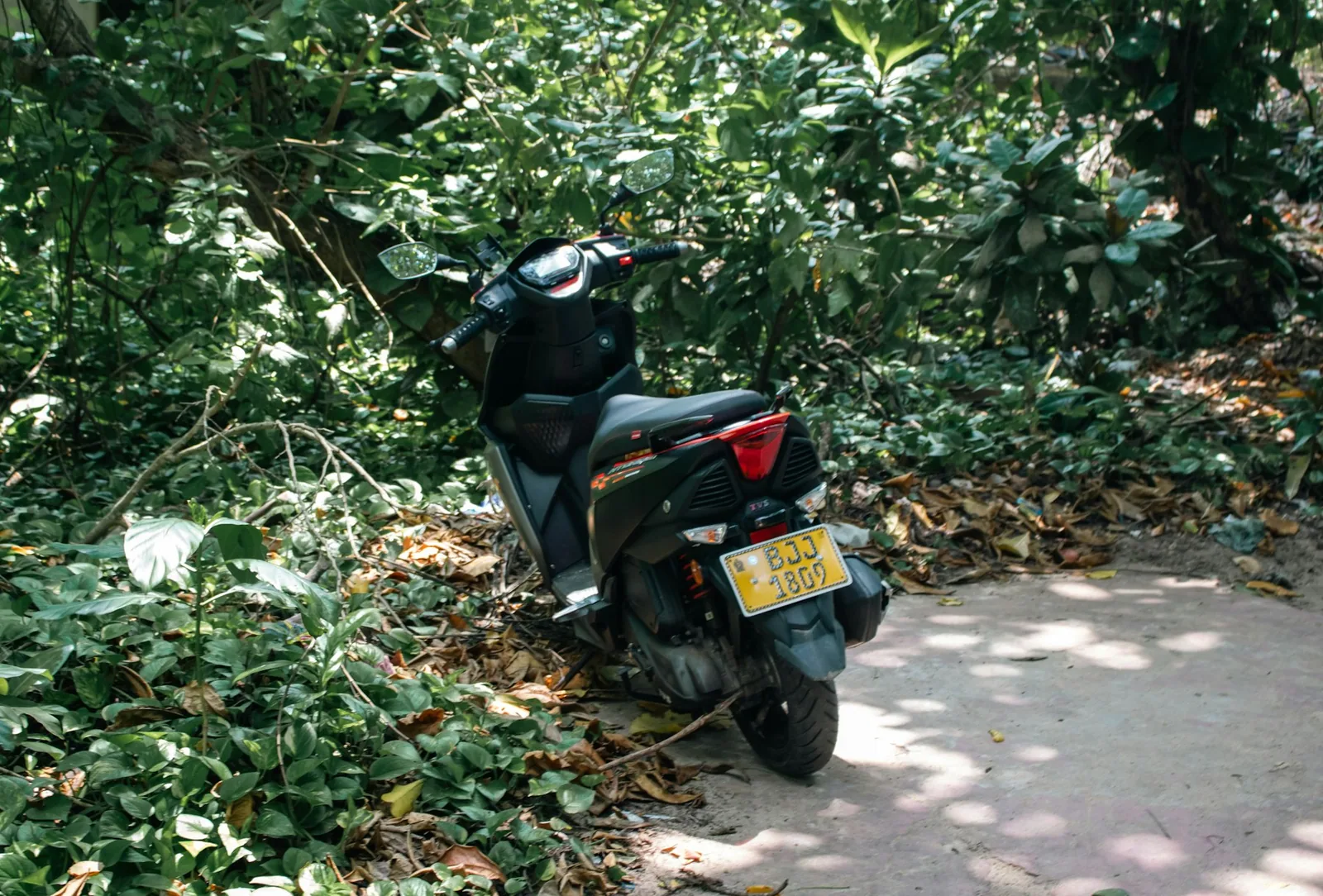 Scooter på en tropisk vei