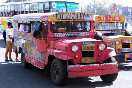 Jeepney i gatebildet på Filippinene