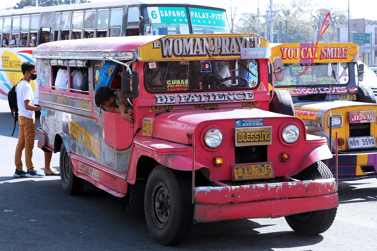 Jeepney i gatebildet på Filippinene